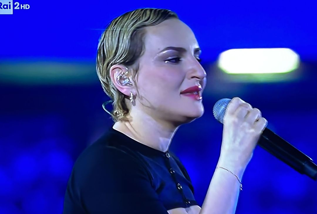 GALLERY L’emozionante esibizione di Arisa con la sciarpa del Napoli - immagine 6