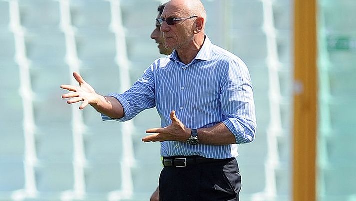 PESCARA, ITALY - MAY 01:  Luigi Cagni head coach of Vicenza during the Serie B match between Pescara Calcio and Vicenza Calcio at Adriatico Stadium on May 1, 2012 in Pescara, Italy.  (Photo by Giuseppe Bellini/Getty Images) 