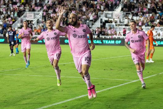 FORT LAUDERDALE, FLORIDA - JULY 30: Gonzalo Higuaín #10, Robert Taylor #16, and Indiana Vassilev #17 of Inter Miami CF celebrate after a goal against FC Cincinnati at DRV PNK Stadium on July 30, 2022 in Fort Lauderdale, Florida. (Photo by Lauren Sopourn/Getty Images) Higuain e gli USA: “Giocare in Europa non mi interessava più, ho vissuto 15 anni in modo innaturale” - immagine 1