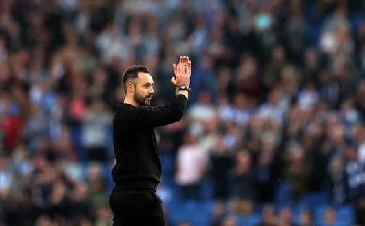 BRIGHTON, ENGLAND - OCTOBER 29: Roberto De Zerbi, Manager of Brighton & Hove Albion applauds the fans after their sides victory during the Premier League match between Brighton & Hove Albion and Chelsea FC at American Express Community Stadium on October 29, 2022 in Brighton, England. (Photo by Alex Pantling/Getty Images) De Zerbi: “In Premier non c’è pressione sui giocatori. E’ tutto un altro mondo”- immagine 2