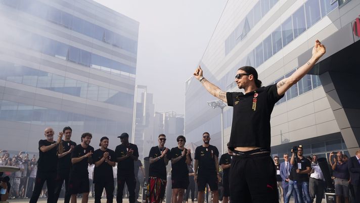 MILAN, ITALY - MAY 23: Zlatan Ibrahimovic celebrates winning the Serie A Championship at Casa Milan on May 23, 2022 in Milan, Italy. (Photo by Pier Marco Tacca/AC Milan via Getty Images) Il derby del pullman, Bastoni: “Dura da digerire la festa Scudetto del Milan…” - immagine 1
