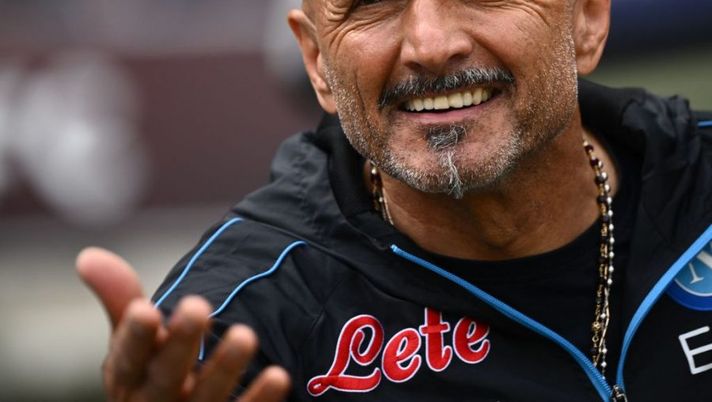Napoli's Italian head coach Luciano Spalletti gestures prior to the Italian Serie A football match between Torino and Napoli on May 7, 2022 at the Olympic stadium in Turin. (Photo by Marco BERTORELLO / AFP) (Photo by MARCO BERTORELLO/AFP via Getty Images) Lo sfogo di Spalletti: “Prenderò un camper! Ci davano settimi, ora vogliono distruggerci. Insigne…” - immagine 1