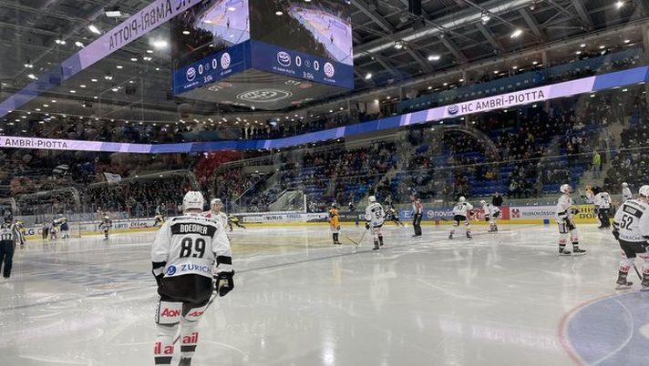 Hockey ghiaccio, il Lugano vince il derby ma i tifosi tremano: variante Omicron in curva - immagine 1