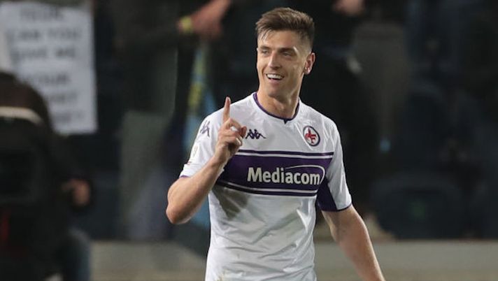BERGAMO, ITALY - FEBRUARY 10: Krzysztof Piatek of ACF Fiorentina celebrates his second goal during the Coppa Italia match between Atalanta BC and ACF Fiorentina at Gewiss Stadium on February 10, 2022 in Bergamo, Italy. (Photo by Emilio Andreoli/Getty Images) Spezia-Fiorentina, le probabili formazioni: da Maggiore a Piatek, tutte le scelte - immagine 1