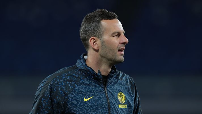 NAPLES, ITALY - APRIL 18:  Samir Handanovic of FC Internazionale warms up ahead before the Serie A match between SSC Napoli  and FC Internazionale at Stadio Diego Armando Maradona on April 18, 2021 in Naples, Italy. Sporting stadiums around Italy remain under strict restrictions due to the Coronavirus Pandemic as Government social distancing laws prohibit fans inside venues resulting in games being played behind closed doors.  (Photo by Emilio Andreoli - Inter/Inter via Getty Images) 
