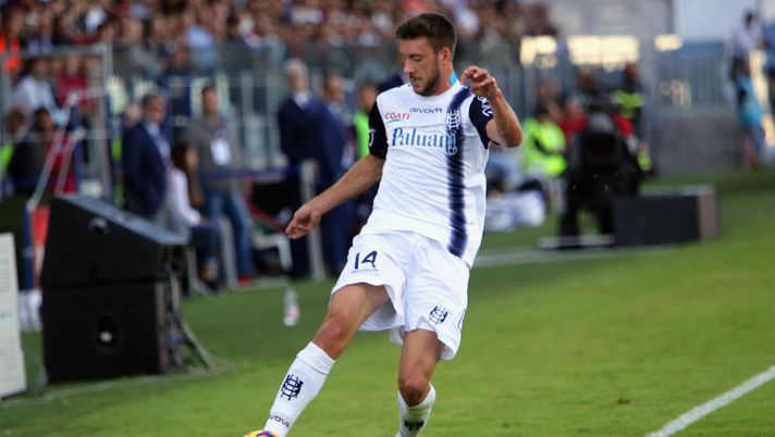 CAGLIARI, ITALY - OCTOBER 28: Mattia Bani of Chievo Verona in action during the Serie A match between Cagliari and Chievo Verona at Sardegna Arena on October 28, 2018 in Cagliari, Italy. (Photo by Enrico Locci/Getty Images) CAGLIARI, ITALY - OCTOBER 28: Mattia Bani of Chievo Verona in action during the Serie A match between Cagliari and Chievo Verona at Sardegna Arena on October 28, 2018 in Cagliari, Italy. (Photo by Enrico Locci/Getty Images)