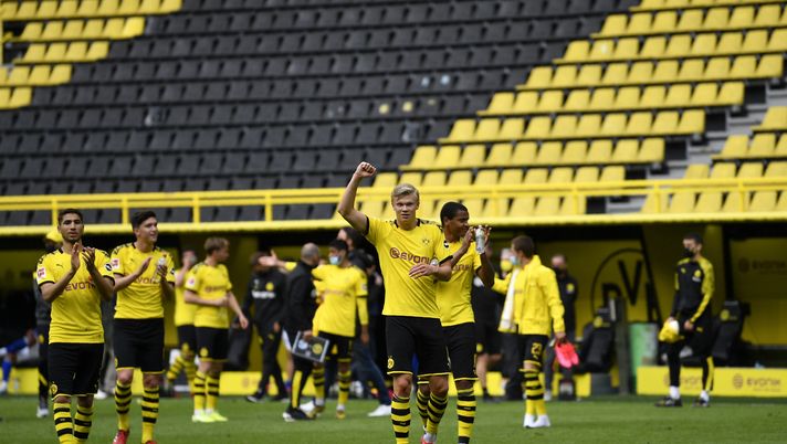 DORTMUND, GERMANY - MAY 16: Erling Haaland of Borussia Dortmund (C) and teammates celebrate following the Bundesliga match between Borussia Dortmund and FC Schalke 04 at Signal Iduna Park on May 16, 2020 in Dortmund, Germany. The Bundesliga and Second Bundesliga is the first professional league to resume the season after the nationwide lockdown due to the ongoing Coronavirus (COVID-19) pandemic. All matches until the end of the season will be played behind closed doors. (Photo by Martin Meissner/Pool via Getty Images) DORTMUND, GERMANY - MAY 16: Erling Haaland of Borussia Dortmund (C) and teammates celebrate following the Bundesliga match between Borussia Dortmund and FC Schalke 04 at Signal Iduna Park on May 16, 2020 in Dortmund, Germany. The Bundesliga and Second Bundesliga is the first professional league to resume the season after the nationwide lockdown due to the ongoing Coronavirus (COVID-19) pandemic. All matches until the end of the season will be played behind closed doors. (Photo by Martin Meissner/Pool via Getty Images)