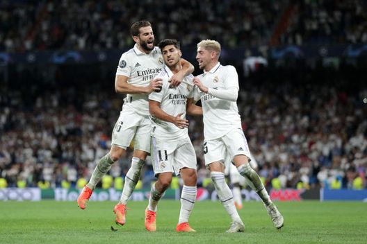 MADRID, SPAIN - SEPTEMBER 14: Marco Asensio of Real Madrid celebrates with teammates Nacho Fernandez and Federico Valverde after scoring their side's second goal during the UEFA Champions League group F match between Real Madrid and RB Leipzig at Estadio Santiago Bernabeu on September 14, 2022 in Madrid, Spain. (Photo by Gonzalo Arroyo Moreno/Getty Images) Mijatovic sta con Ancelotti: “Asensio lo ringrazi, con un altro allenatore non avrebbe più giocato”- immagine 2