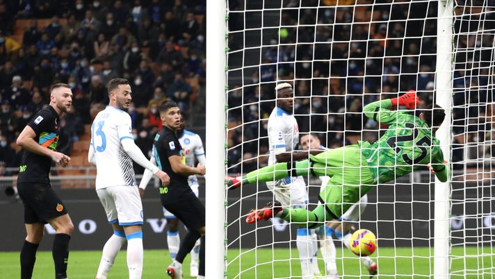 MILAN, ITALY - NOVEMBER 21: David Ospina of SSC Napoli fails to save the second goal from Ivan Perisic of FC Internazionale (not pictured) during the Serie A match between FC Internazionale and SSC Napoli at Stadio Giuseppe Meazza on November 21, 2021 in Milan, Italy. (Photo by Marco Luzzani/Getty Images) La moviola del GdS: “Manca un’espulsione, giusti gli 8′ di recupero” - immagine 1