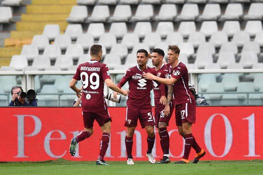  TURIN, ITALY - APRIL 03: Antonio Sanabria of Torino F.C. celebrates with teammates Alessandro Buongiorno, Armando Izzo and Mergim Vojvoda after scoring their team's first goal during the Serie A match between Torino FC and Juventus at Stadio Olimpico di Torino on April 03, 2021 in Turin, Italy. Sporting stadiums around Italy remain under strict restrictions due to the Coronavirus Pandemic as Government social distancing laws prohibit fans inside venues resulting in games being played behind closed doors. (Photo by Valerio Pennicino/Getty Images) 