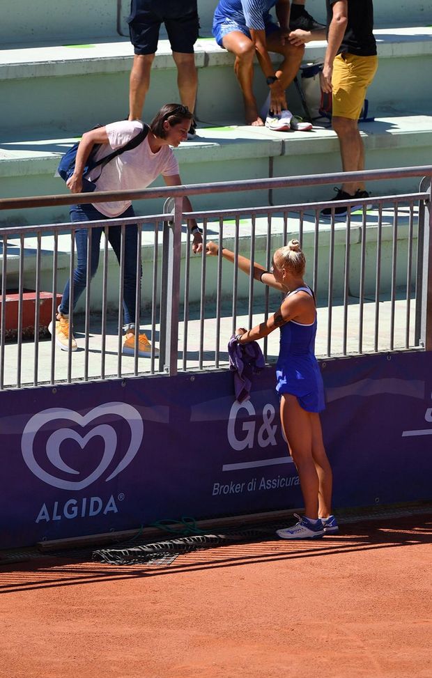 "Avere una giocatrice di quel calibro vicino è stato bello e stimolante. E’ nata comunque una bellissima amicizia fatta di stima e complicità. I suoi consigli sono sempre stati preziosi. Per me era comunque complesso andare spesso a Milano e anche troppo oneroso e perciò non era possibile avere un percorso continuativo, come volevo io e il mio staff" ha dichiarato Melania "Avere una giocatrice di quel calibro vicino è stato bello e stimolante. E’ nata comunque una bellissima amicizia fatta di stima e complicità. I suoi consigli sono sempre stati preziosi. Per me era comunque complesso andare spesso a Milano e anche troppo oneroso e perciò non era possibile avere un percorso continuativo, come volevo io e il mio staff" ha dichiarato Melania
