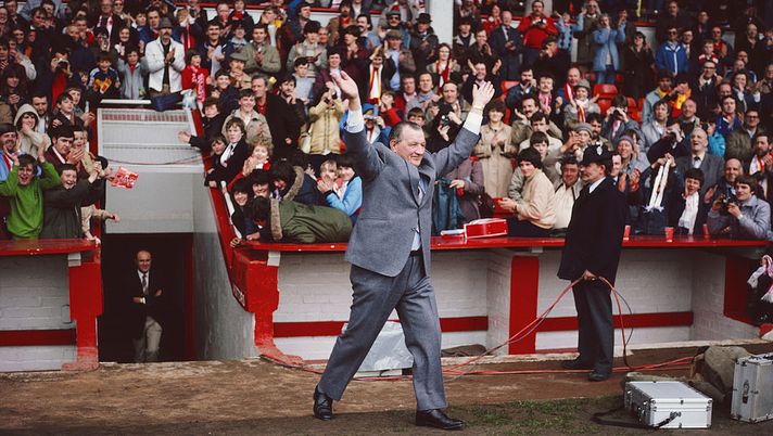 LIVERPOOL, UNITED KINGDOM - MAY 07: Liverpool manager Bob Paisley salutes the crowd after Liverpool had won the League Championship title in his last season in charge of the club after the Football league Division One match at Anfield between Liverpool and Aston Villa on may 7, 1983 in Liverpool, England. (Photo by Getty Images/Getty Images) I tecnici vincenti del calcio europeo: nella top 10 per percentuale di vittorie ci sono leggende e…sorprese- immagine 2