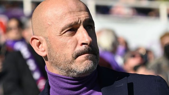 FLORENCE, ITALY - DECEMBER 19: Vincenzo Italiano head coach of ACF Fiorentina looks on during the Serie A match between ACF Fiorentina and US Sassuolo at Stadio Artemio Franchi on December 19, 2021 in Florence, Italy. (Photo by Alessandro Sabattini/Getty Images) Italiano: “Così vedo Cabral, il suo percorso era normale! Martinez Quarta ora fa panchina…” - immagine 1