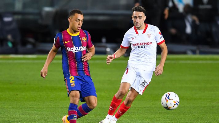 BARCELONA, SPAIN - OCTOBER 04: Sergiño Dest of FC Barcelona competes for the ball with Munir El Haddadi of Sevilla FC during the La Liga Santander match between FC Barcelona and Sevilla FC at Camp Nou on October 04, 2020 in Barcelona, Spain. Football Stadiums around Europe remain empty due to the Coronavirus Pandemic as Government social distancing laws prohibit fans inside venues resulting in fixtures being played behind closed doors. (Photo by David Ramos/Getty Images) BARCELONA, SPAIN - OCTOBER 04: Sergiño Dest of FC Barcelona competes for the ball with Munir El Haddadi of Sevilla FC during the La Liga Santander match between FC Barcelona and Sevilla FC at Camp Nou on October 04, 2020 in Barcelona, Spain. Football Stadiums around Europe remain empty due to the Coronavirus Pandemic as Government social distancing laws prohibit fans inside venues resulting in fixtures being played behind closed doors. (Photo by David Ramos/Getty Images)