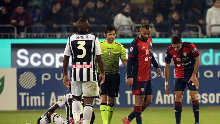 CAGLIARI, ITALY - DECEMBER 18: Joao Pedro of Cagliari in action during the Serie A match between Cagliari Calcio and Udinese Calcio at Sardegna Arena on December 18, 2021 in Cagliari, Italy. (Photo by Enrico Locci/Getty Images) Cagliari, un crollo vergognoso - immagine 1
