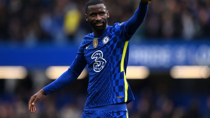 LONDON, ENGLAND - MARCH 13: Antonio Rudiger of Chelsea acknowledges the fans after during the Premier League match between Chelsea and Newcastle United at Stamford Bridge on March 13, 2022 in London, England. (Photo by Justin Setterfield/Getty Images) Juve, la Gazzetta: “Rudiger è già in discorsi avanzati, il club lo considera il futuro” - immagine 1