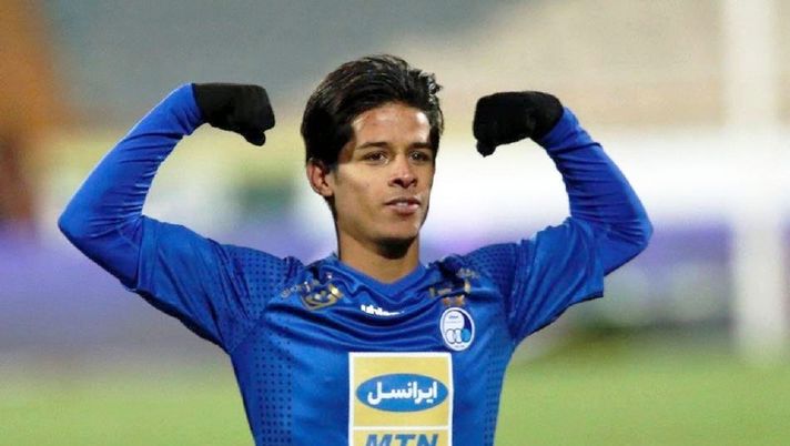 Il giocatore dell'Esteghal mostra i muscoli dopo la rete nel finale del derby 