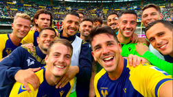 Festa Verona, la gioia dei giocatori sotto la Curva Sud