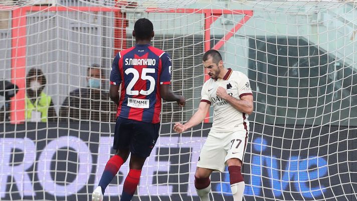 CROTONE, ITALY - JANUARY 06: Henrick Mkhitaryan of Roma celebrates his team's third goal with penalty during the Serie A match between FC Crotone and AS Roma at Stadio Comunale Ezio Scida on January 06, 2021 in Crotone, Italy. (Photo by Maurizio Lagana/Getty Images) Roma, Mkhitaryan si prende tutto: è anche il rigorista senza Veretout - immagine 1