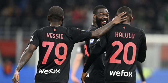 Franck Kessié, Fikayo Tomori e Pierre Kalulu (giocatori AC Milan) festeggiano il gol del difensore in francese in Milan-Empoli 1-0 (Serie A 2021-2022) | News (Getty Images) Kessié Tomori Kalulu AC Milan Milan-Empoli 1-0 Serie A 2021-2022