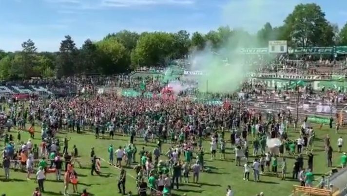 La festa dei tifosi del Chemie Lipsia nel giugno 2019, quando sono stati promossi nella stessa Regionalliga della Lokomotive Lipsia La festa dei tifosi del Chemie Lipsia nel giugno 2019, quando sono stati promossi nella stessa Regionalliga della Lokomotive Lipsia