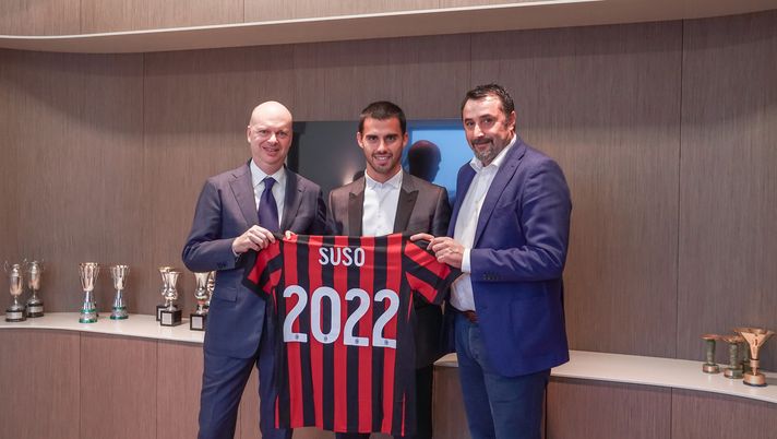 Marco Fassone, Suso e Massimiliano Mirabelli nel giorno del rinnovo (credits: acmilan.com) Fassone Suso Mirabelli Milan
