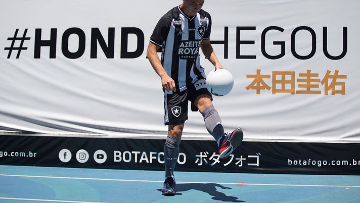 RIO DE JANEIRO, BRAZIL - FEBRUARY 08: Japanese player Keisuke Honda plays with the ball during his presentation of the Brazilian team Botafogo to the fans at Engenhao Stadium on February 8, 2020 in Rio de Janeiro, Brazil. (Photo by Wagner Meier/Getty Images) RIO DE JANEIRO, BRAZIL - FEBRUARY 08: Japanese player Keisuke Honda plays with the ball during his presentation of the Brazilian team Botafogo to the fans at Engenhao Stadium on February 8, 2020 in Rio de Janeiro, Brazil. (Photo by Wagner Meier/Getty Images)