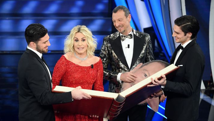 Antonella Clerici pazza per il derby: mostra le 3 dita e sfotte i tifosi milanisti su Rai 1 - immagine 1