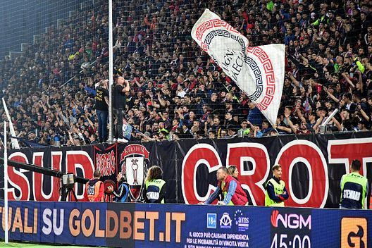 ( Getty Images) Catanzaro-Crotone, Daspo di 10 anni all’uomo che aggredì ispettore Digos- immagine 2