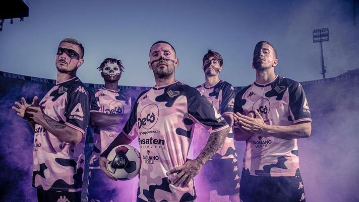 Palermo, presentata la terza maglia: rosanero camouflage &#8220;militare&#8221; mimetico (FOTO) 