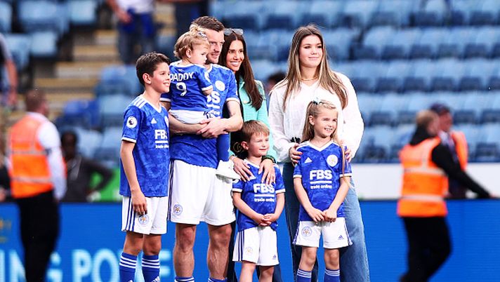 LEICESTER, ENGLAND - MAY 22: Jamie Vardy of Leicester City and Wife Rebekah Vardy pose for a photograph with their family during the lap of honour during the Premier League match between Leicester City and Southampton at The King Power Stadium on May 22, 2022 in Leicester, England. (Photo by Naomi Baker/Getty Images) Ahi Vardy: va a fuoco la palestra nella sua villa personale… - immagine 1