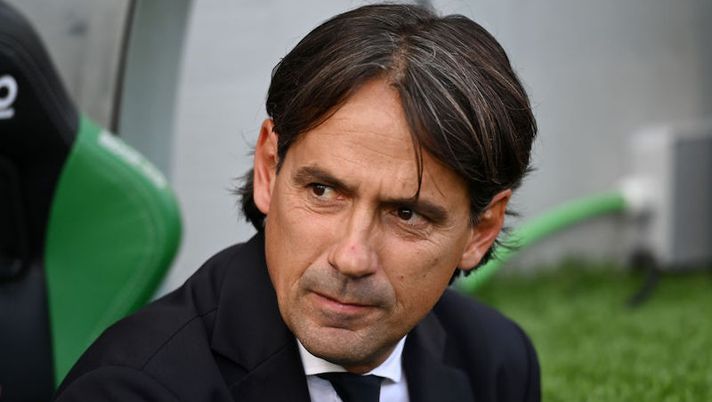REGGIO NELL'EMILIA, ITALY - OCTOBER 08: Simone Inzaghi, Head Coach of FC Internazionale, looks on prior to kick off of the Serie A match between US Sassuolo and FC Internazionale at Mapei Stadium - Citta' del Tricolore on October 08, 2022 in Reggio nell'Emilia, Italy. (Photo by Alessandro Sabattini/Getty Images) Inzaghi: “Skriniar ama l’Inter, dà tutto! Come sta Lukaku, Lautaro, de Vrij, Dumfries, Onana…” - immagine 1