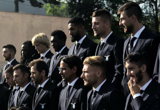 Social, la Lazio fa la foto di squadra. Social, la Lazio fa la foto di squadra.