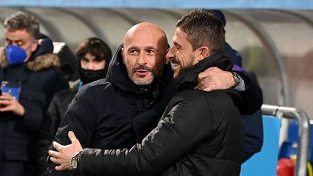 REGGIO NELL'EMILIA, ITALY - FEBRUARY 26: Vincenzo Italiano head coach of ACF Fiorentina embraces Alessio Dionisi head coach of US Sassuolo during the Serie A match between US Sassuolo and ACF Fiorentina at Mapei Stadium - Citta' del Tricolore on February 26, 2022 in Reggio nell'Emilia, Italy. (Photo by Alessandro Sabattini/Getty Images)