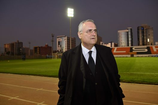 RIYADH, SAUDI ARABIA - DECEMBER 21: SS Lazio President Claudio Lotito looks on during the training session at the Al Shabab stadium of Sunday's Italian Supercup match against Juventus on December 21, 2019 in Riyadh, Saudi Arabia. (Photo by Marco Rosi/Getty Images) Lega, flop Bonomi alla seconda votazione. Lotito e Barone vogliono Casini- immagine 2