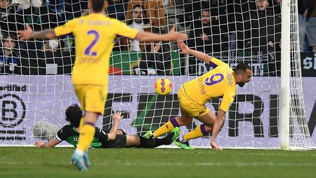 REGGIO NELL'EMILIA, ITALY - FEBRUARY 26: Arthur Cabral of ACF Fiorentina celebrates after scoring the 1-1 goal during the Serie A match between US Sassuolo and ACF Fiorentina at Mapei Stadium - Citta' del Tricolore on February 26, 2022 in Reggio nell'Emilia, Italy. (Photo by Alessandro Sabattini/Getty Images) REGGIO NELL'EMILIA, ITALY - FEBRUARY 26: Arthur Cabral of ACF Fiorentina celebrates after scoring the 1-1 goal during the Serie A match between US Sassuolo and ACF Fiorentina at Mapei Stadium - Citta' del Tricolore on February 26, 2022 in Reggio nell'Emilia, Italy. (Photo by Alessandro Sabattini/Getty Images)
