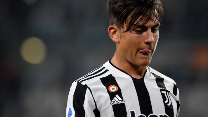TURIN, ITALY - AUGUST 28: Paulo Dybala of Juventus looks on during the Serie A match between Juventus and Empoli FC at Juventus Stadium on August 28, 2021 in Turin, Italy. (Photo by Giorgio Perottino/Getty Images) Juve, Dybala torna prima di Morata. Sky: “Le due date che hanno nel mirino” - immagine 1