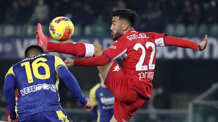 VERONA, ITALY - DECEMBER 22: Nicolas Gonzalez (R) of ACF Fiorentina is challenged by Nicolo' Casale (L) of Hellas Verona during the Serie A match between Hellas Verona and ACF Fiorentina at Stadio Marcantonio Bentegodi on December 22, 2021 in Verona, Italy. (Photo by Giuseppe Cottini/Getty Images)