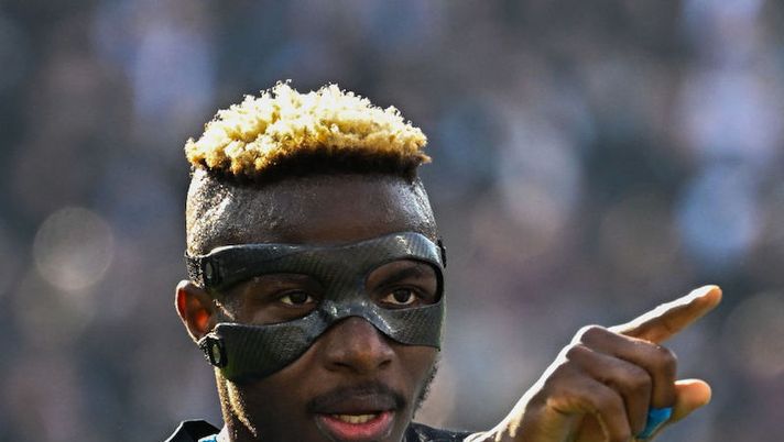 Napoli's Nigerian forward Victor Osimhen celebrates after scoring during the Italian Serie A football match between Spezia and Napoli on February 5, 2023 at the Alberto-Picco stadium in La Spezia. (Photo by Alberto PIZZOLI / AFP) (Photo by ALBERTO PIZZOLI/AFP via Getty Images) Napoli, Osimhen tranquillizza ancora sui social riguardo le sue condizioni - immagine 1