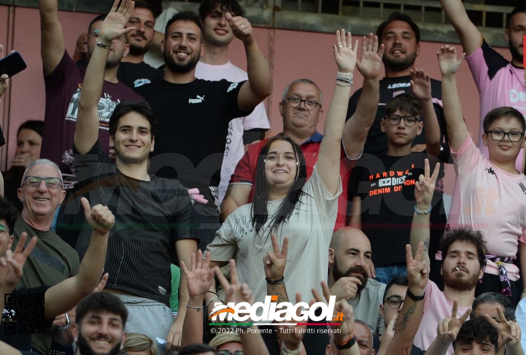 Fototifo, i tifosi allo stadio per Palermo-Feralpisaló 1-0 (gallery) - immagine 132