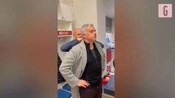VIDEO Roma, lo stress di Mourinho dopo Empoli: lo aiutano ad indossare le collane