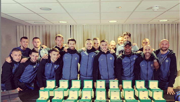 Foto Inter, il regalo di Icardi alla squadra: un Rolex per celebrare la vittoria della classifica cannonieri Foto Inter, il regalo di Icardi alla squadra: un Rolex per celebrare la vittoria della classifica cannonieri