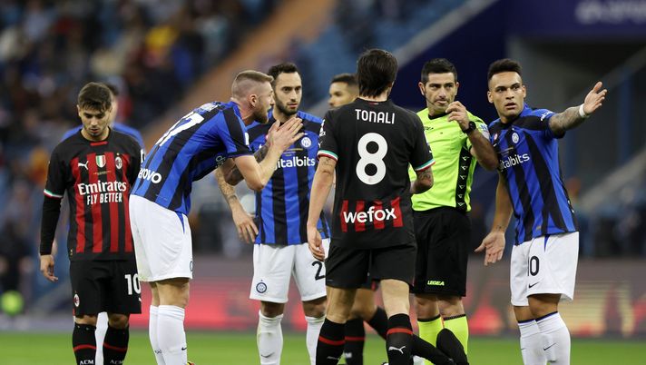 RIYADH, SAUDI ARABIA - JANUARY 18: Milan Skriniar and Lautaro Martinez of FC Internazionale speak to Referee Fabio Maresca as Fikayo Tomori of AC Milan lies on the floor, holding their head, during the EA Sports Supercup match between AC Milan and FC Internazionale at King Fahd International Stadium on January 18, 2023 in Riyadh, Saudi Arabia. (Photo by Yasser Bakhsh/Getty Images) Inter-Milan, queste le possibili chiavi del Derby della Madonnina - immagine 1