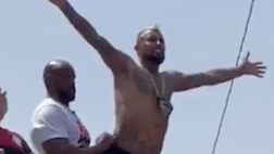 VIDEO / Vidal barcolla alla festa del Flamengo, lo tengono in 2