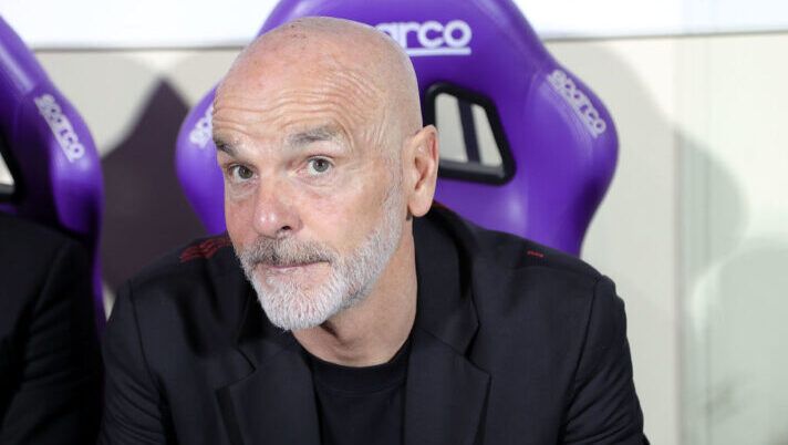 FLORENCE, ITALY - MARCH 30: Stefano Pioli manager of AC Milan looks on during the Serie A TIM match between ACF Fiorentina and AC Milan - Serie A TIM at Stadio Artemio Franchi on March 30, 2024 in Florence, Italy.(Photo by Gabriele Maltinti/Getty Images) Pioli: “Il Milan non si lascia, io non ho dubbi e qui sto bene! Leao, Chukwueze e i punti dall’Inter…” - immagine 1