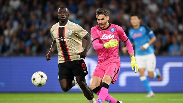 NAPLES, ITALY - OCTOBER 12: Alex Meret of SSC Napoli battles for possession with Brian Brobbey of AFC Ajax during the UEFA Champions League group A match between SSC Napoli and AFC Ajax at Stadio Diego Armando Maradona on October 12, 2022 in Naples, Italy. (Photo by Francesco Pecoraro/Getty Images) meret