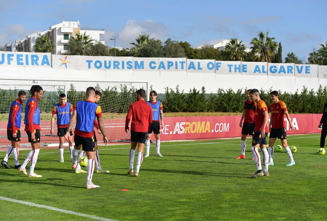Roma, l’allenamento ad Albufeira sotto gli occhi di Mourinho e Pinto – FOTO GALLERY - immagine 8