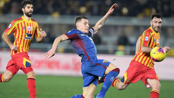 LECCE, ITALY - FEBRUARY 02: Andrea Belotti of Torino FC vies with Fabio Lucioni of US Lecce during the Serie A match between US Lecce and  Torino FC at Stadio Via del Mare on February 02, 2020 in Lecce, Italy. (Photo by Francesco Pecoraro/Getty Images) 