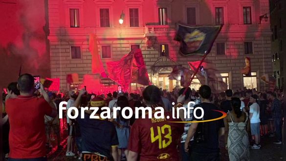 La Roma compie 95 anni, il Pantheon è giallorosso. Poi coreografia a Castel Sant’Angelo- immagine 6
