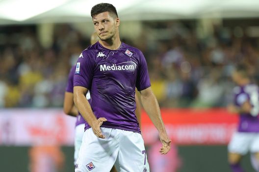 FLORENCE, ITALY - AUGUST 28: Luka Jovic of ACF Fiorentina looks on during the Serie A match between ACF Fiorentina and SSC Napoli at Stadio Artemio Franchi on August 28, 2022 in Florence, Italy. (Photo by Gabriele Maltinti/Getty Images) Consigli Fantacalcio, 5 attaccanti per la sesta giornata: Simeone vuole il bis in Serie A, riscatto Jovic- immagine 4
